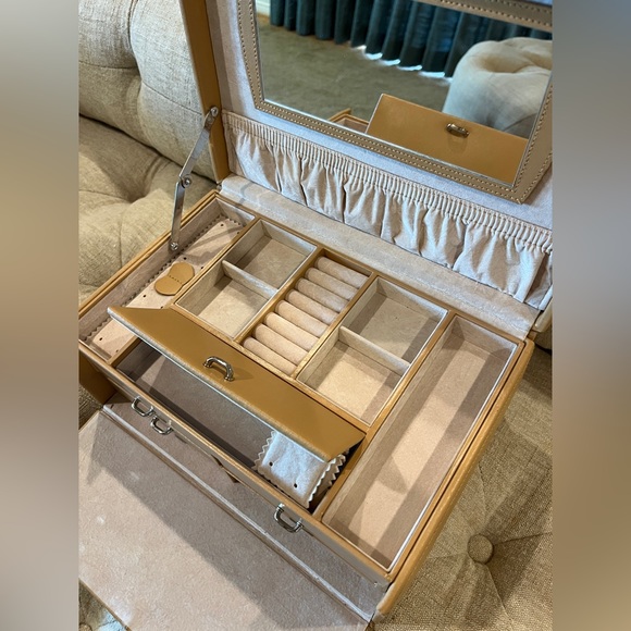 Red Envelope leatherette Jewelry Box in camel tan w ivory interior & Sil… - Picture 6 of 15